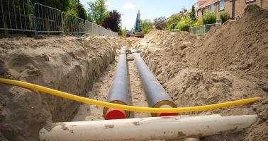 Warmtenet leiding in aanbouw in het zand