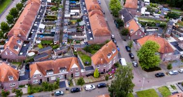 Een willekeurige woonwijk (met rode daken) vanuit de lucht.