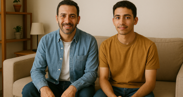 AI woningdelen statushouders mannen op bank