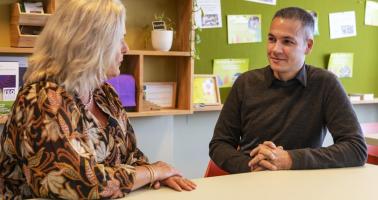 HR-medewerker in gesprek met collega