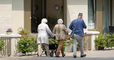 Ouderen lopen langs zorgappartementen