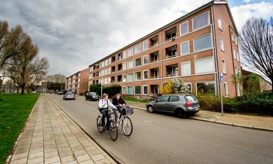 Meisjes fietsen door woonwijk