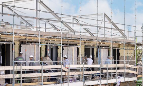 Bouwvakkers aan de slag met nieuwbouw in Kockengen