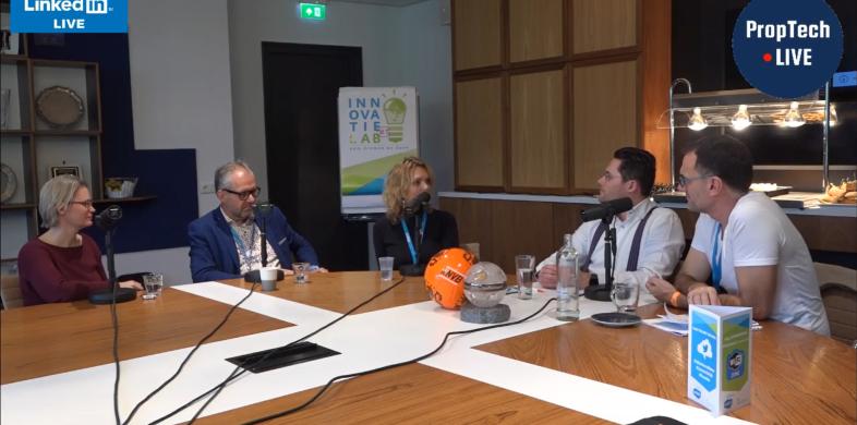 Maud Hoezen van de Alliantie (l), Bert Moormann, directeur van woningcorporatie Domesta in Emmen en Marieke Kolsteeg directeur-bestuurder van Waterweg Wonen in Vlaardingen zitten aan tafel bij Wouter Truffino en Ergin Borova (r) voor livepodcast Innovatielab #1 van Aedes