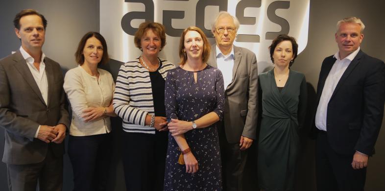 Commissie Bochove voor muur met Aedes logo