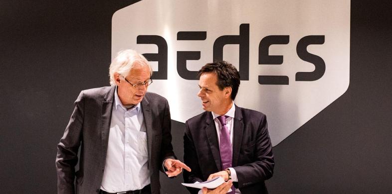 Van Bochove en Aedes-voorzitter Marnix Norder bekijken samen rapport