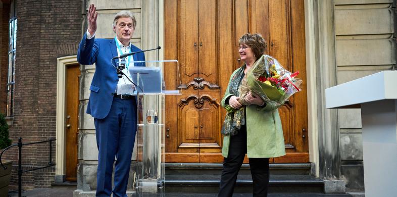 Voorzitter Martin van Rijn overhandigt bloemen aan Mariëtte Hamer Voorzitter van de Sociaal-Economische Raad