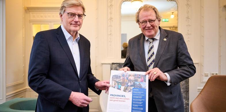 Martin van Rijn overhandigt pamflet aan voorzitter IPO