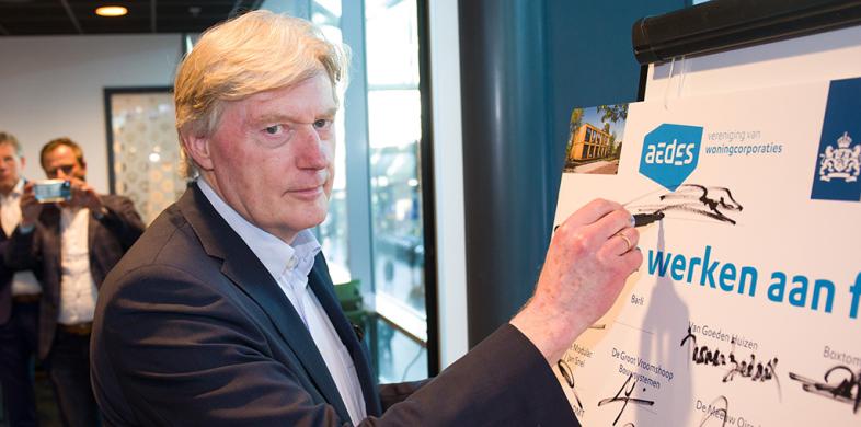 Martin van Rijn ondertekent