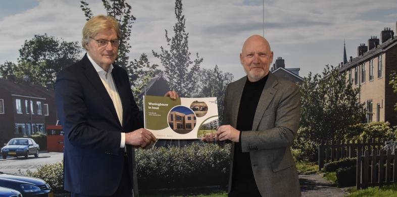 Martin van Rijn ontvangt Handboek Hout