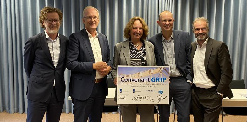 Van links naar rechts: Willem de Vreeze (Aedes), Jo van Kalsbeek (WSW), Liesbeth Spies (Aedes), Gijs Zeestraten (VRO) en Ton Huygens (AW)