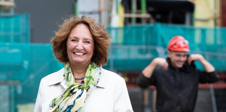 Liesbeth Spies met bouwvakker