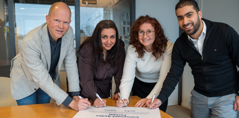 Martin van Zuilekom, Farhat Ajadat (Portaal), Renate Richters en Yaacoub Abbassi (NVVK) ondertekenen het convenant