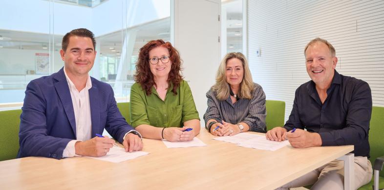 v.l.n.r. Joost Dekker (consultant bij Mind2Pay), Renate Richters (voorzitter NVVK), Jacqueline Bozuwa (teamleider Huuradministratie & Incasso bij Arcade Wonen) en David van Maanen (portefeuille manager Operatie van BIDN)