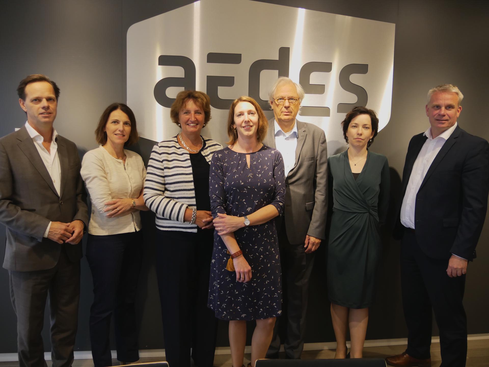 Commissie Bochove voor muur met Aedes logo
