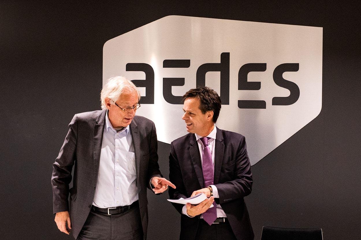 Van Bochove en Aedes-voorzitter Marnix Norder bekijken samen rapport