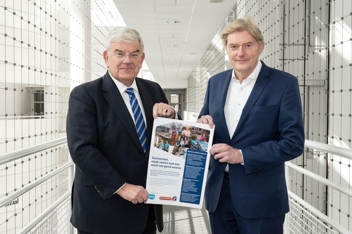 Aedesvoorzitter Martin van Rijn overhandigt pamflet met aanbevelingen voor samenwerking aan VNG-voorzitter Jan van Zanen 