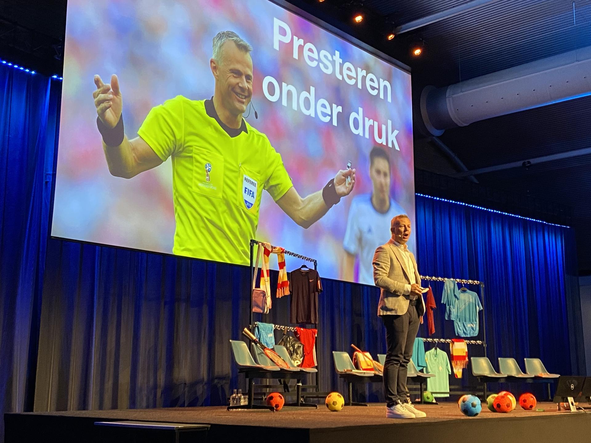 AedesCorporatiedag_BjornKuipers op podium