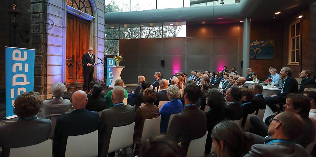 Aboutaleb temidden van publiek 