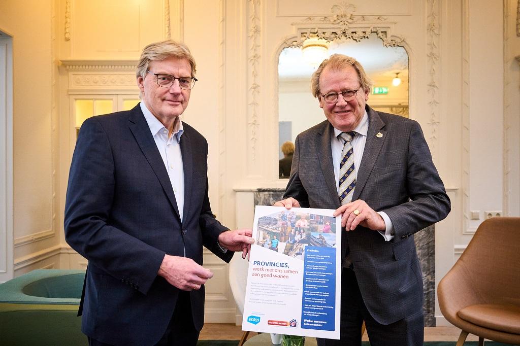 Martin van Rijn overhandigt pamflet aan voorzitter IPO