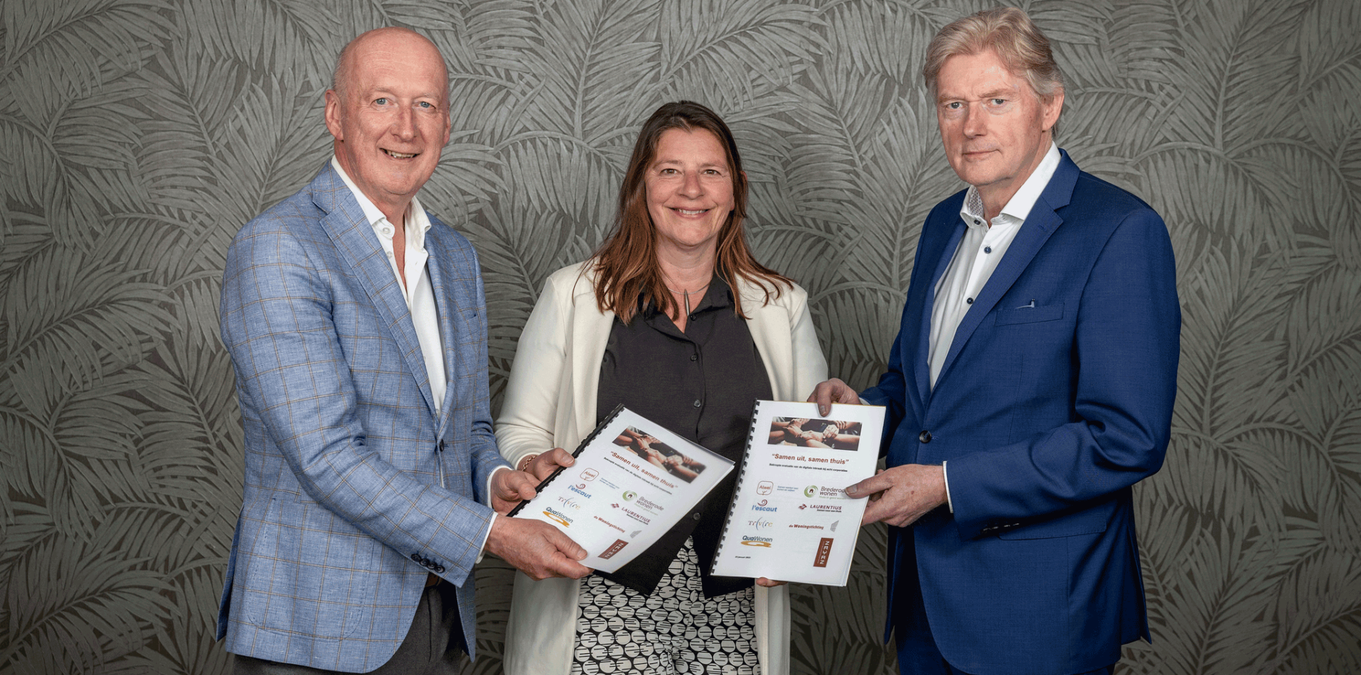 Annelies Barnard (directeur-bestuurder de Woningstichting) overhandigt het eerste exemplaar van de evaluatie aan Guido van Woerkom (voorzitter VTW) en Martin van Rijn (voorzitter Aedes)