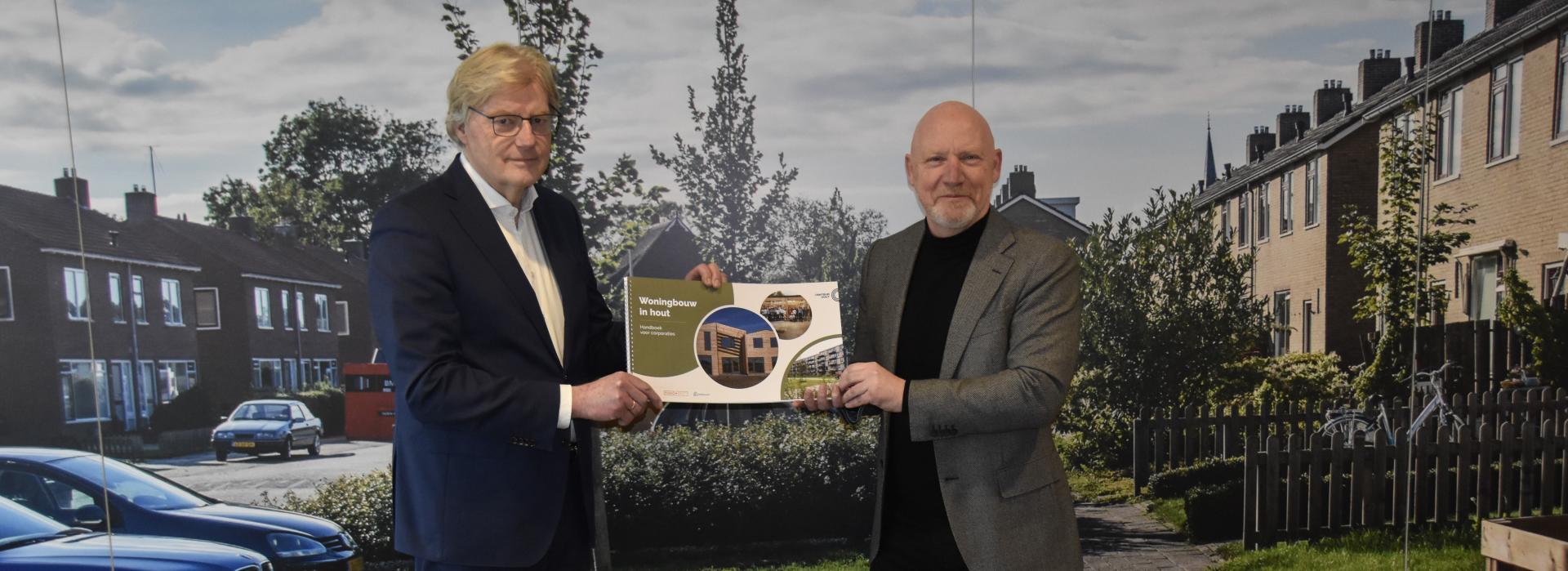 Martin van Rijn ontvangt Handboek Hout